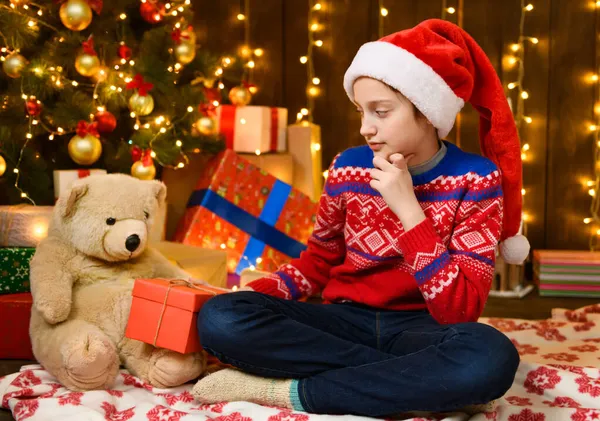 Niña Posando Año Nuevo Decoración Navidad Luces Navideñas Muchos Regalos — Foto de Stock