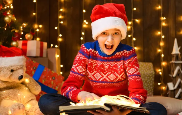 Menina Criança Lendo Livro Decoração Ano Novo Natal Luzes Férias — Fotografia de Stock