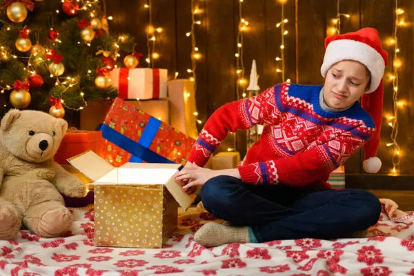 Niña Posando Año Nuevo Decoración Navideña Vistiendo Suéter Rojo Sombrero — Foto de Stock