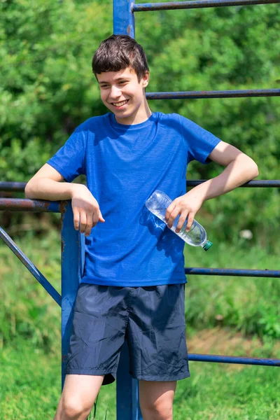 Menino Adolescente Exercitando Livre Campo Esportes Quintal Ele Fica Perto — Fotografia de Stock