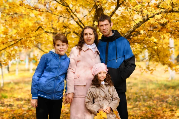 Portrét Rodiny Podzimním Parku Šťastní Lidé Pózující Pozadí Krásných Žlutých — Stock fotografie