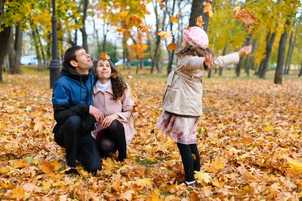 Familieportret Een Herfstpark Gelukkige Mensen Spelen Met Gevallen Gele Bladeren — Stockfoto