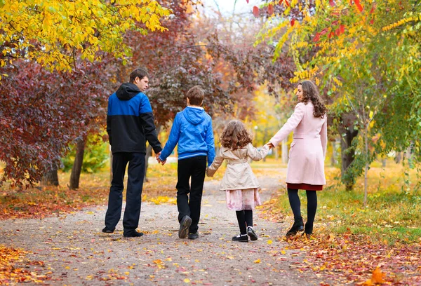 Семейные Прогулки Осеннем Парке Вдоль Тропы Окружены Красивой Природой Деревьями — стоковое фото