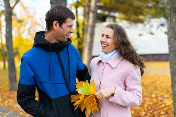 Pareja Romántica Posando Parque Otoño Hermosa Naturaleza Árboles Con Hojas — Foto de Stock