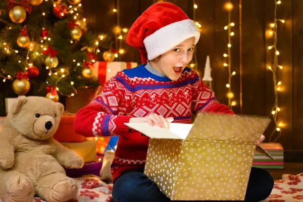 Дитяча Дівчина Позує Новорічній Або Різдвяній Прикрасі Одягнена Червоний Светр — стокове фото