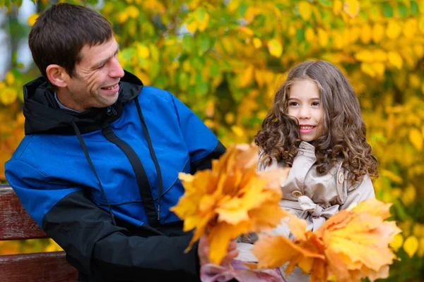 Portret Ojca Córki Jesiennym Parku Szczęśliwi Ludzie Pozują Tle Pięknych — Zdjęcie stockowe
