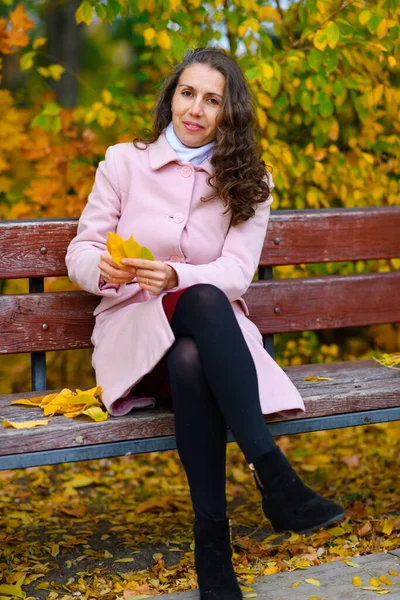 Portrait Woman Autumn Park She Sitting Bench Yellow Maple Leaves — Stock Photo, Image