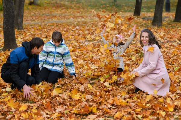 Ritratto Famiglia Parco Autunnale Persone Felici Che Giocano Con Foglie — Foto Stock