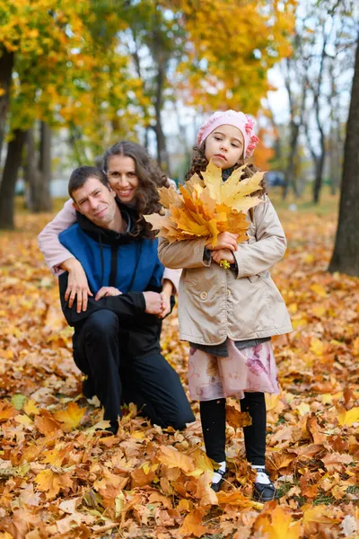 Ritratto Famiglia Parco Autunnale Genitori Felici Bambino Infelice Posa Con — Foto Stock