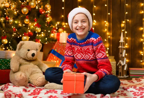 Menina Posando Ano Novo Decoração Natal Luzes Férias Muitos Presentes — Fotografia de Stock