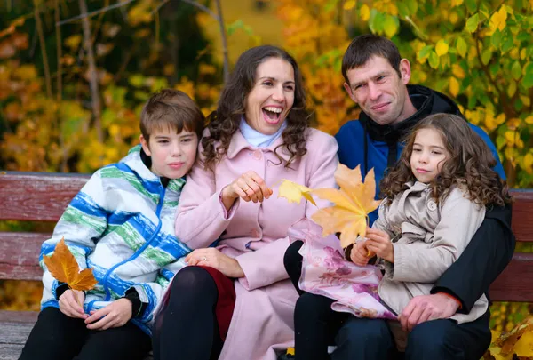 Retrato Uma Família Feliz Parque Outono Pessoas Sentadas Num Banco — Fotografia de Stock