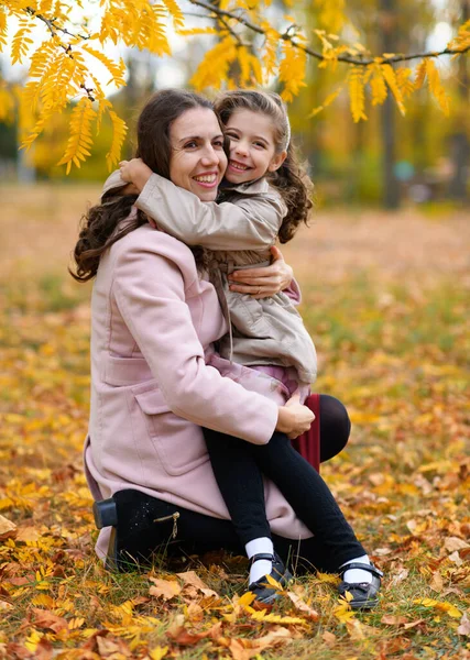 Ritratto Madre Figlia Parco Autunnale Gente Felice Posa Sullo Sfondo — Foto Stock