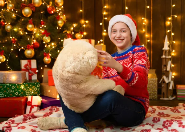 Menina Posando Ano Novo Decoração Natal Luzes Festivas Muitos Presentes — Fotografia de Stock