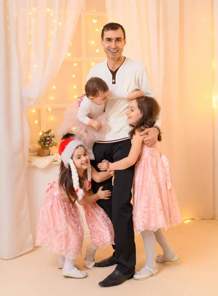 庆祝新年或圣诞节 在家中装饰有彩灯的父亲和孩子的全家福 — 图库照片