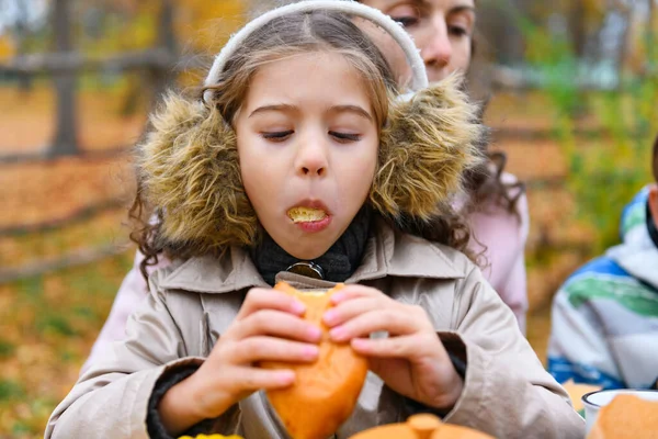 Retrato Uma Rapariga Comer Pão Família Feliz Descansando Parque Cidade — Fotografia de Stock
