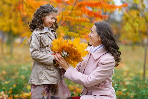 Mère Fille Posant Dans Parc Automne Beaux Arbres Jaunes Comme — Photo