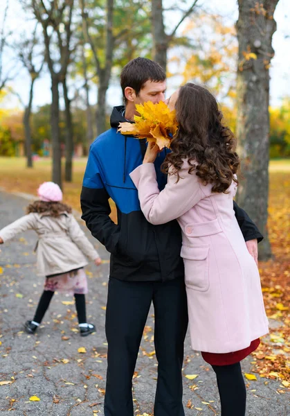 Rodzina Odpoczywająca Jesiennym Parku Wzdłuż Ścieżki Piękna Przyroda Drzewa Żółtymi — Zdjęcie stockowe