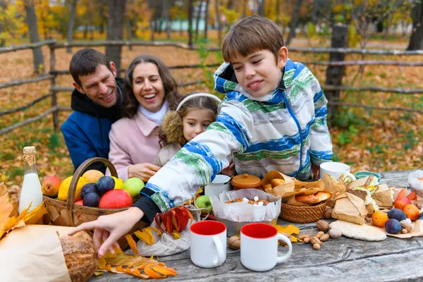 Famiglia Felice Che Riposa Nel Parco Cittadino Autunnale Gente Siede — Foto Stock