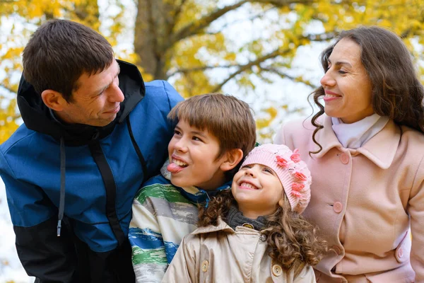 Ritratto Una Famiglia Felice Parco Autunnale Gente Posa Sullo Sfondo — Foto Stock