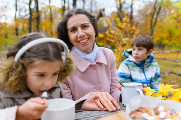 Portret Szczęśliwej Rodziny Jesiennym Parku Ludzie Siedzą Przy Stole Jedzą — Zdjęcie stockowe