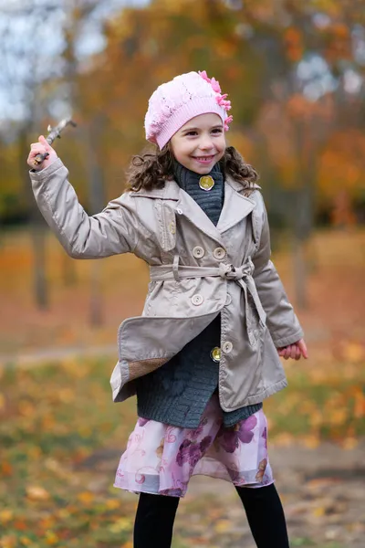 Portrait Une Fille Dans Parc Automne Enfant Est Debout Sur — Photo