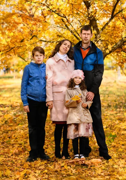 Portrét Rodiny Podzimním Parku Šťastní Lidé Pózující Pozadí Krásných Žlutých — Stock fotografie