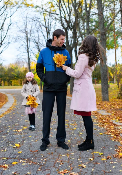 Famiglia Che Riposa Nel Parco Autunnale Lungo Sentiero Bella Natura — Foto Stock