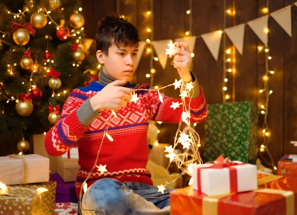 Retrato Menino Decoração Ano Novo Ele Está Brincando Com Uma — Fotografia de Stock