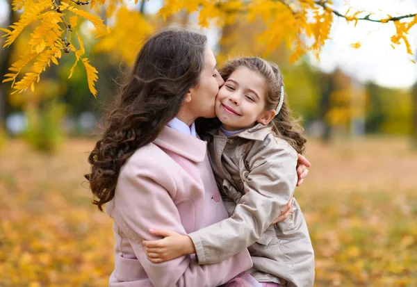 Portret Matki Córki Jesiennym Parku Szczęśliwi Ludzie Pozują Tle Pięknych — Zdjęcie stockowe