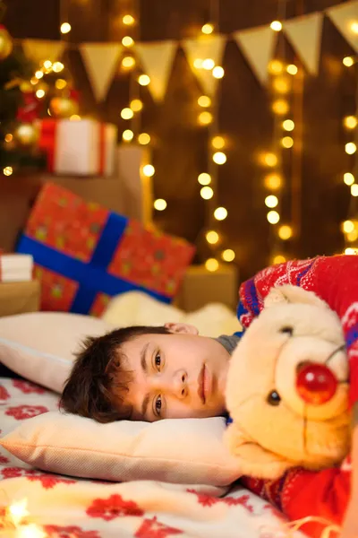 Портрет Хлопчика Підлітка Який Спить Новорічній Або Різдвяній Прикрасі Святкові — стокове фото
