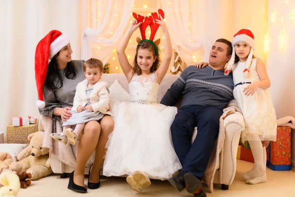 快乐的大家族肖像 庆祝新年或圣诞节 父母和孩子们在家里用节日彩灯和礼物装饰着 戴着圣诞礼帽 — 图库照片