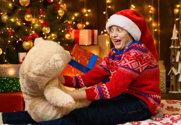 Menina Posando Ano Novo Decoração Natal Luzes Festivas Muitos Presentes — Fotografia de Stock