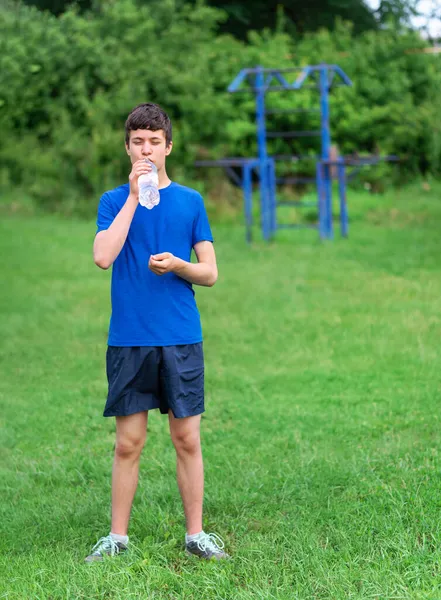 Adolescente Exercitando Livre Campo Esportes Quintal Ele Abre Uma Garrafa — Fotografia de Stock