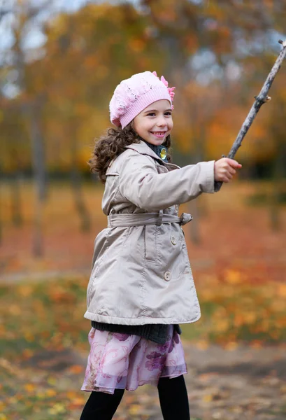 Portrét Dívky Podzimním Parku Dítě Stojí Kmeni Stromu Hraje Větvičkou — Stock fotografie
