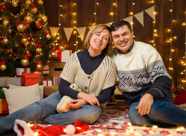 Ritratto Coppia Nella Decorazione Capodanno Posano Divertono Luci Festive Regali — Foto Stock