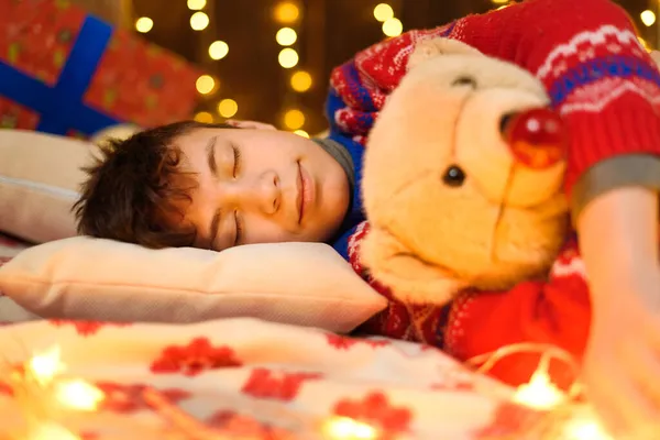 Хлопчик Підліток Спить Новорічній Або Різдвяній Прикрасі Святкові Вогні Подарунки — стокове фото