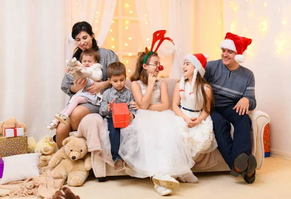 Retrato Família Grande Feliz Celebrando Ano Novo Natal Pais Crianças — Fotografia de Stock