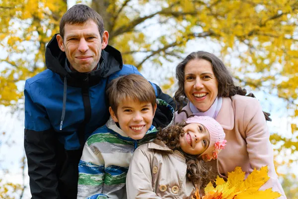 Portret Szczęśliwej Rodziny Jesiennym Parku Ludzie Pozują Tle Pięknych Żółtych — Zdjęcie stockowe