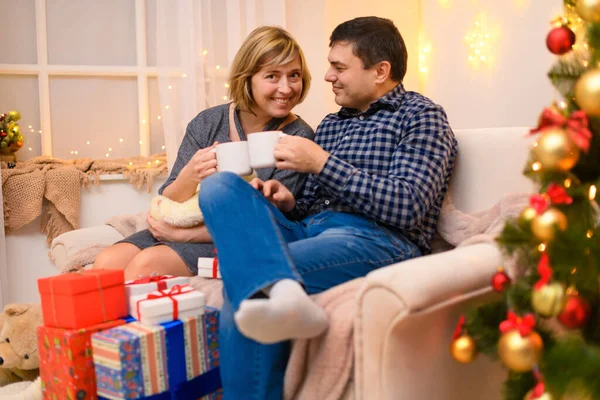 Mann Und Frau Sitzen Auf Einer Couch Und Posieren Neujahrs — Stockfoto