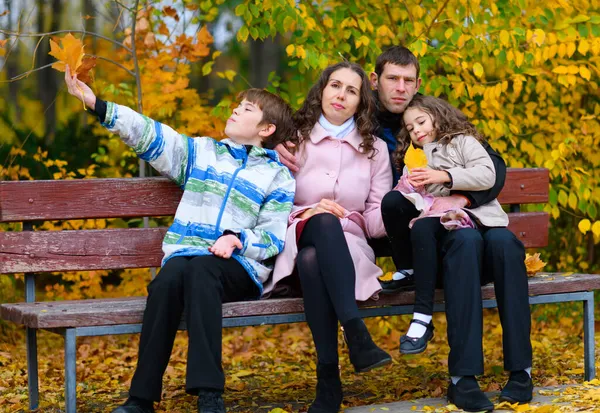 Ritratto Una Famiglia Felice Parco Autunnale Persone Sedute Una Panchina — Foto Stock