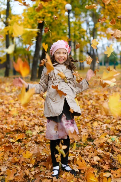 Sarı Yapraklarla Oynayan Kız Sonbahar Parkındaki Mutlu Bir Çocuğun Portresi — Stok fotoğraf
