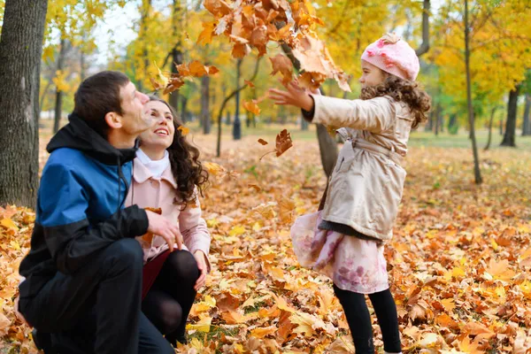 Familienporträt Herbstlichen Park Glückliche Menschen Spielen Mit Herabgefallenen Gelben Blättern — Stockfoto