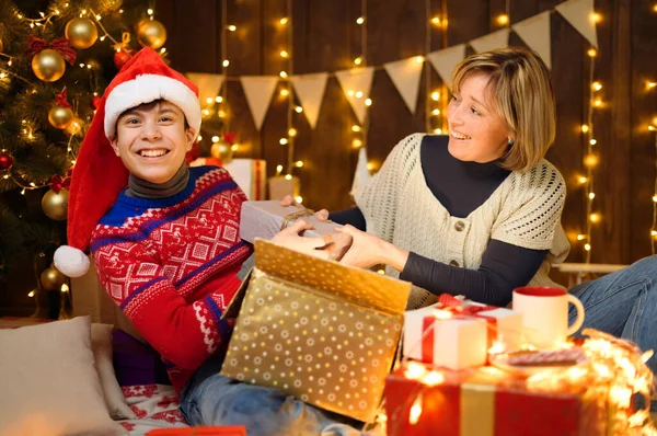 Porträt Von Mutter Und Sohn Neujahrsschmuck Frau Und Teenager Öffnen — Stockfoto