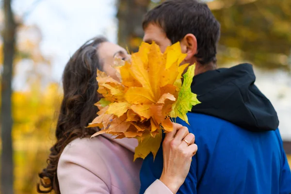 Coppia Romantica Posa Parco Autunnale Bella Natura Alberi Con Foglie — Foto Stock