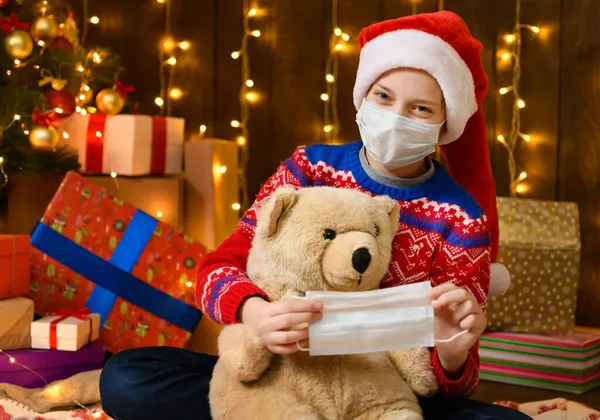 Kindermädchen Posieren Als Weihnachtsmann Helferin Neujahrsschmuck Das Tragen Einer Schutzmaske — Stockfoto