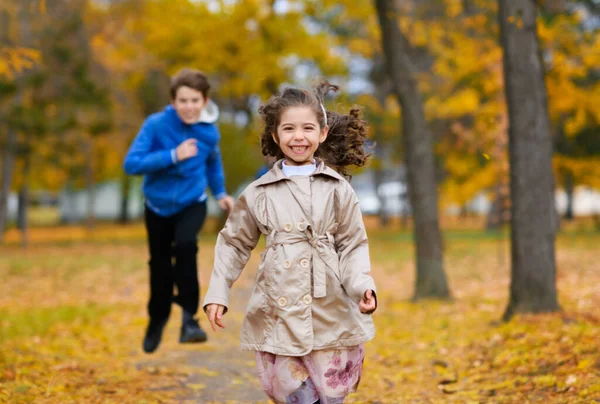 Dzieci Biegną Ścieżką Jesiennym Parku Bawią Się Śmieją Mają Dużo — Zdjęcie stockowe
