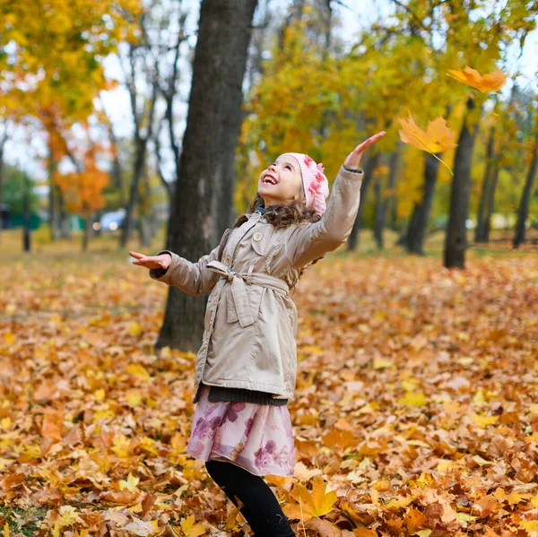 Dziewczyna Bawiąca Się Żółtymi Liśćmi Portret Szczęśliwego Dziecka Jesiennym Parku — Zdjęcie stockowe