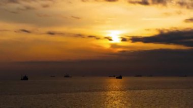 Akşamdan akşama, denizde ve gemilerde güzel bir gün batımı. Akşam geceye döner..
