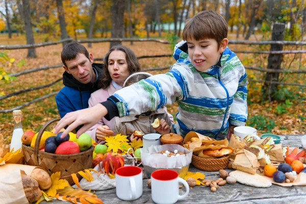 Happy Family Resting Autumn City Park People Sitting Table Eating — Stock Photo, Image