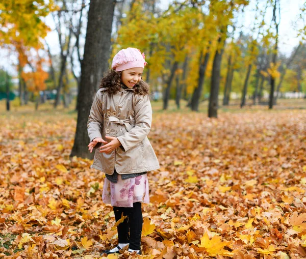 Fille Jouant Avec Des Feuilles Jaunes Tombées Portrait Enfant Heureux — Photo